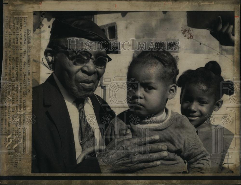 1974 Press Photo Reverend Crosby &amp; children near his church - RSL96371 - Historic Images