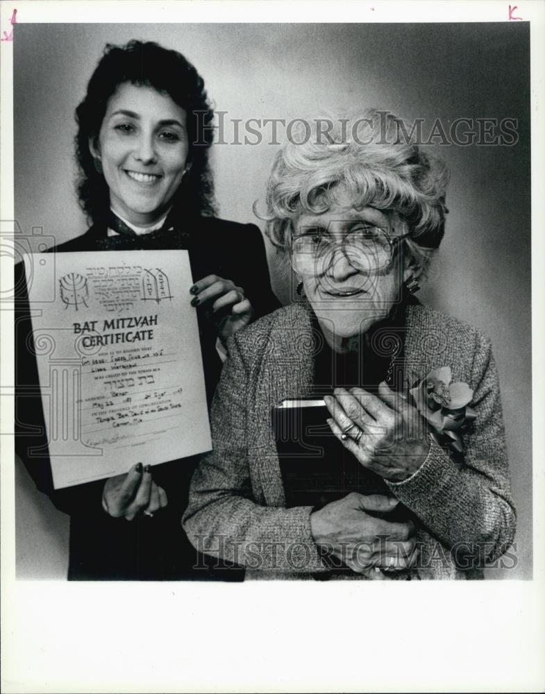 1987 Press Photo Libbie Warschaw Receives Bat Mitzvah Certificate Beth David - Historic Images