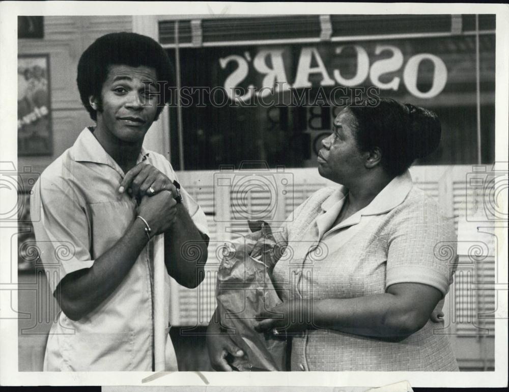 1975 Press Photo Actor Clifton Davis &amp; Theresa Merritt in &quot;That&#39;s My Mamma&quot; - Historic Images