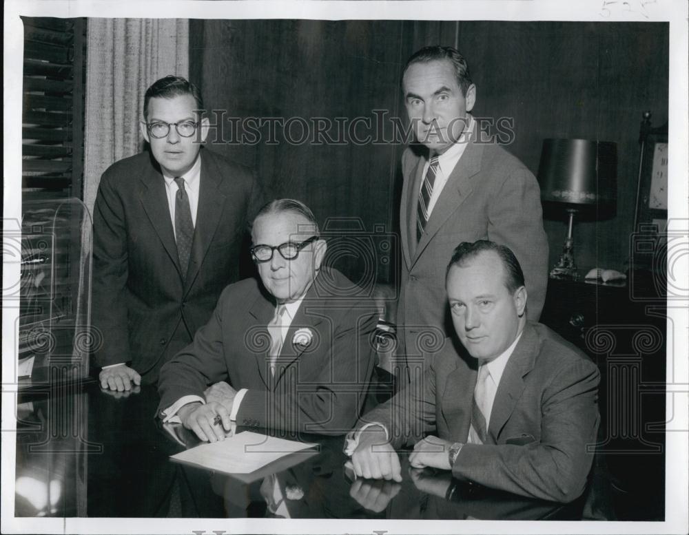 1958 Press Photo Contract signing of South Shore Plaza with HD Hodckinson - Historic Images