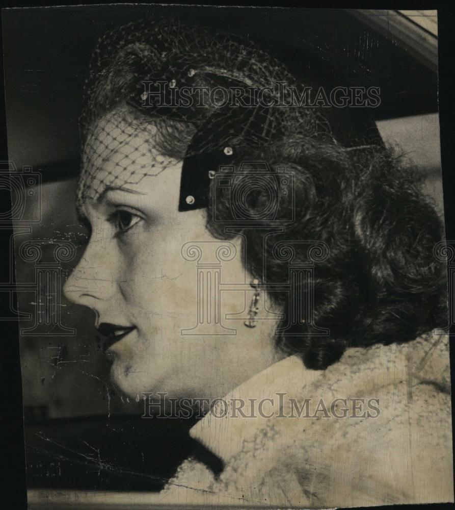 1954 Press Photo Lorraine Clark Closeup Profile Candid - RSL45113 - Historic Images