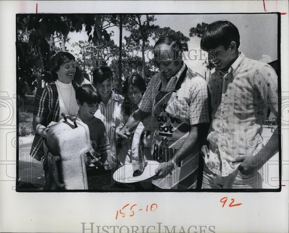 1974 Press Photo Dominick Chango family &amp; recipe contest winner - RSL99515 - Historic Images