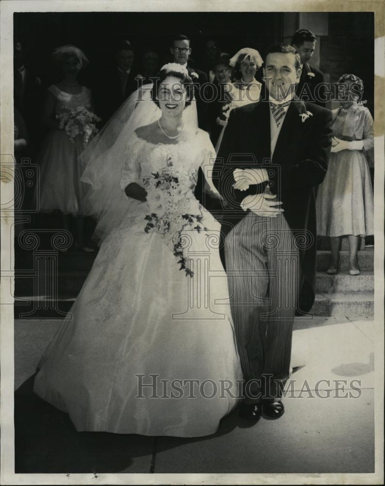 1958 Press Photo Joan Carroll &amp; Husband Attorney Donald T McAuliffe At Wedding - Historic Images