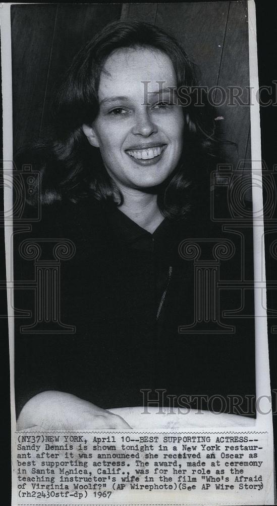 1967 Press Photo Actress Sandy Dennis Oscar for &quot;Whos Afraid of Virginia Woolf?&quot; - Historic Images