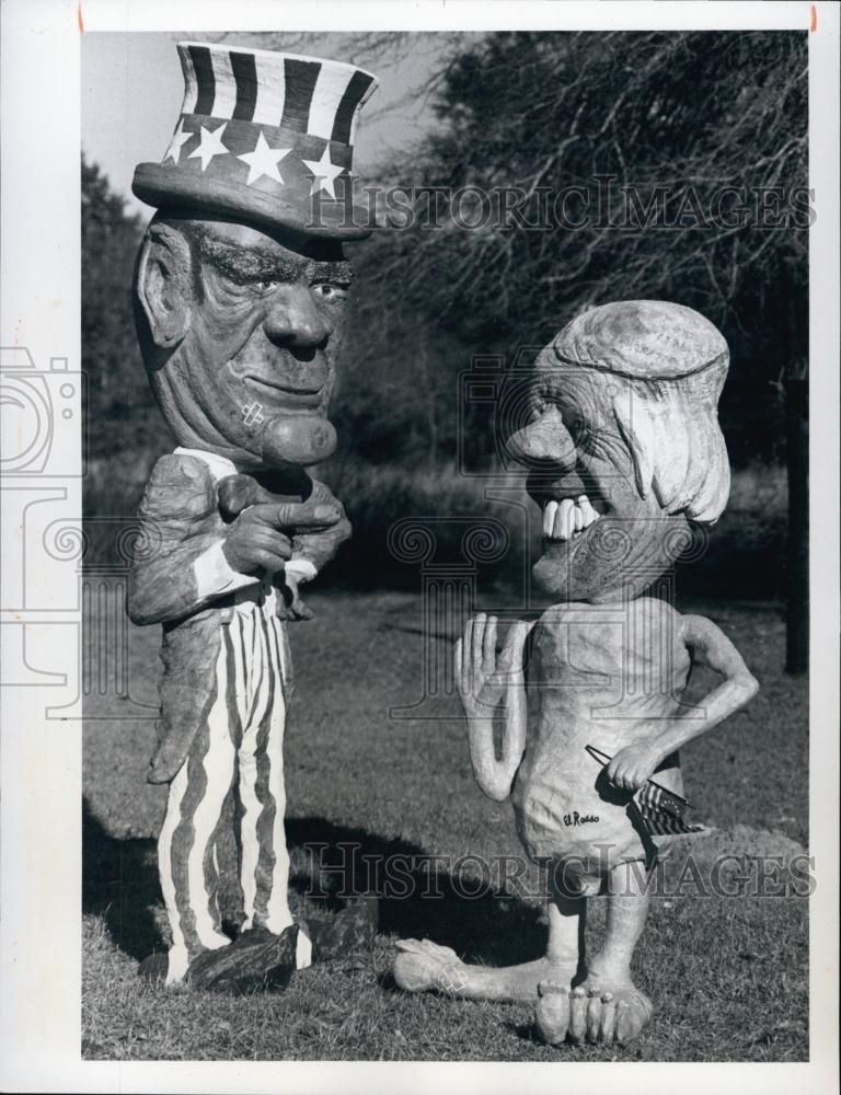 1976 Press Photo Creations of artist Chuck Russo with political flair - Historic Images