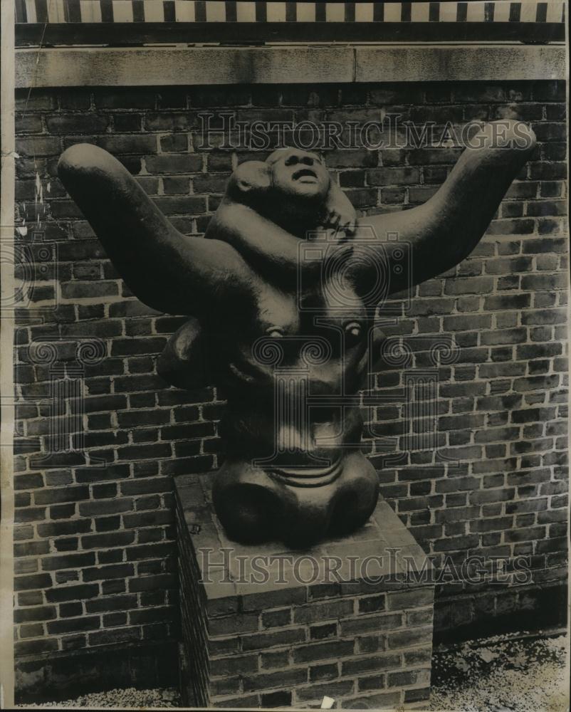 1965 Press Photo Sculpture &quot;Mother &amp; Child&quot; by artist Jacque Lipscitz - Historic Images