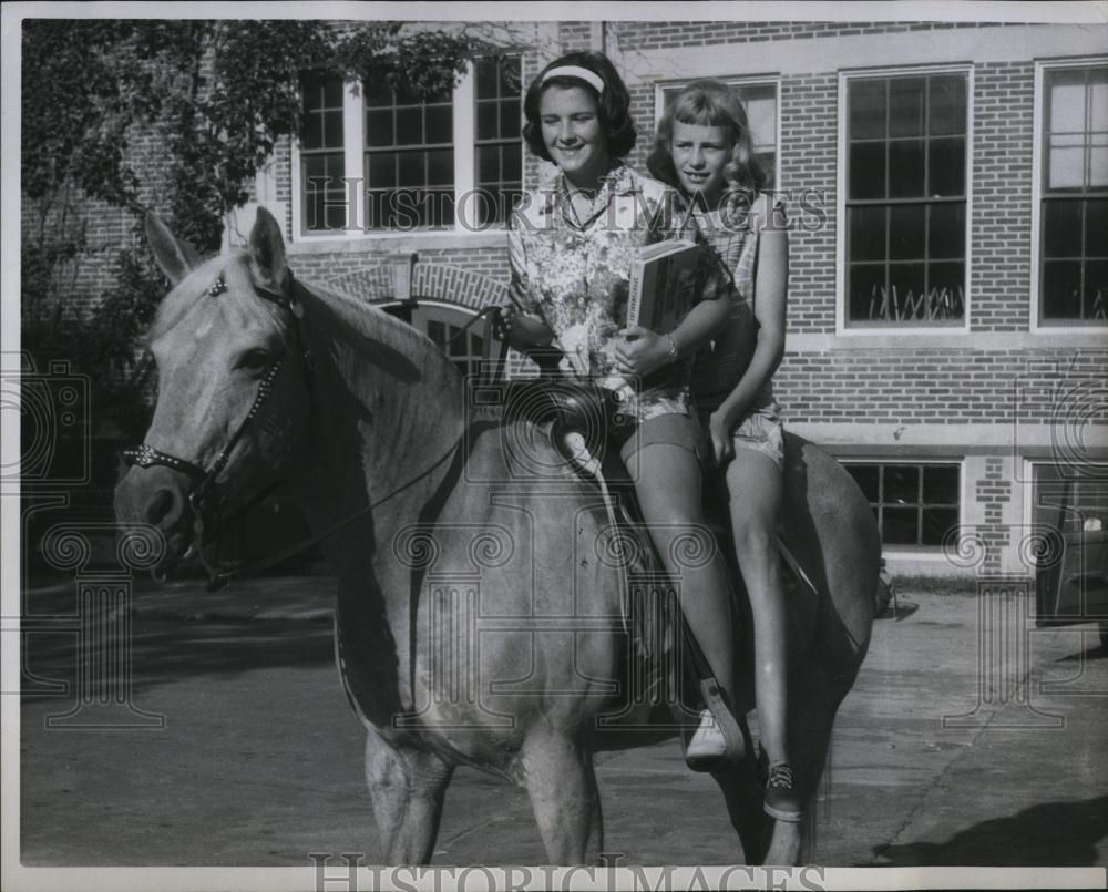 1964 Press Photo Nancy Knowles & Barb Carter on horseride to school in Maine - Historic Images
