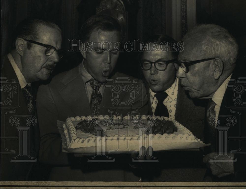 1972 Press Photo Sen Bob Packwood of Oregan, on his 40th birthday - RSL97723 - Historic Images