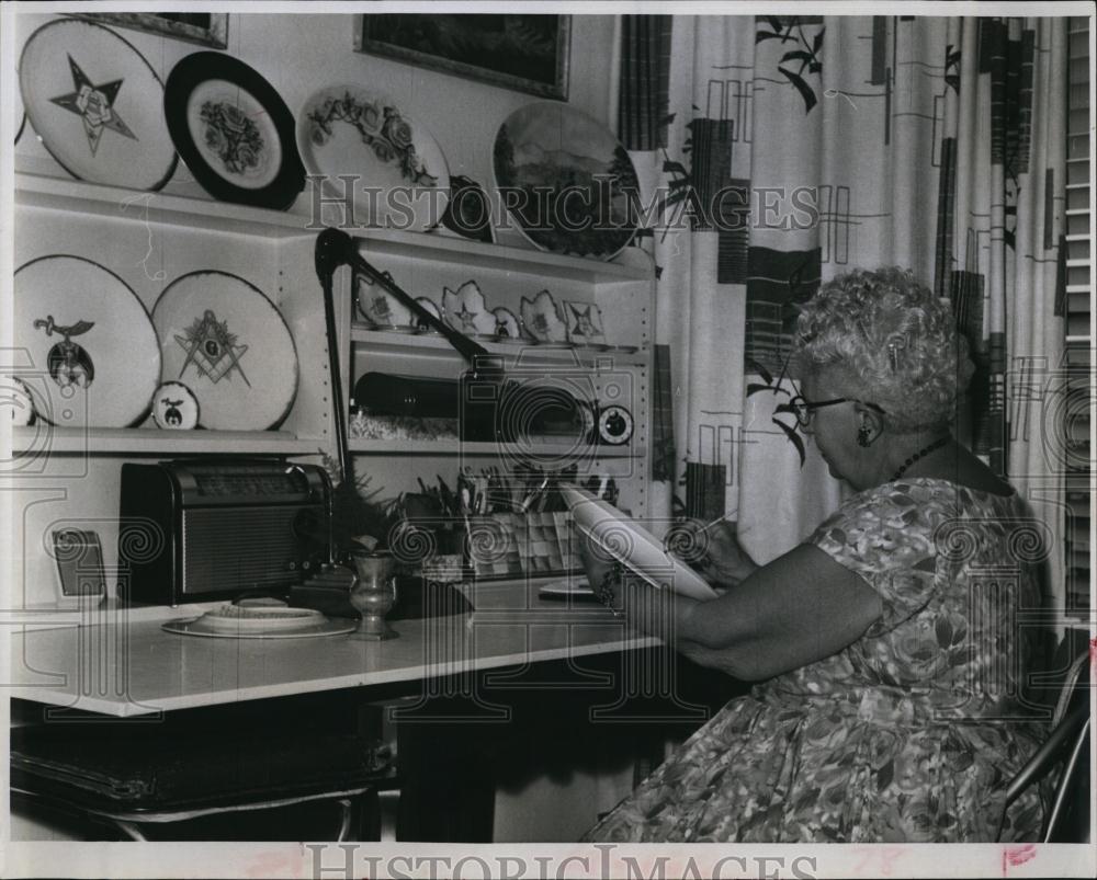 1965 Press Photo Artist Mrs Homer Walker painting a rose platter - RSL97989 - Historic Images