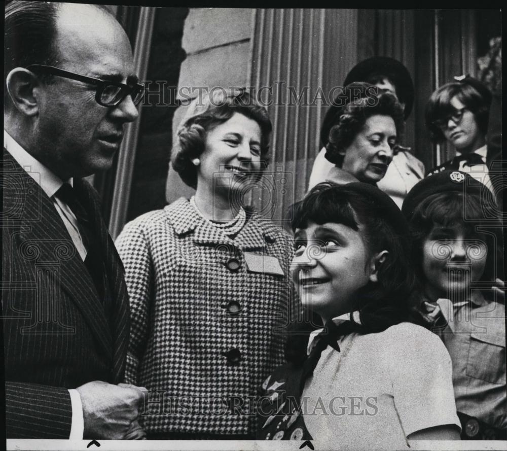 1965 Press Photo Susan Jenkins greets Spanish Consul Sanchez Mesas and wife - Historic Images