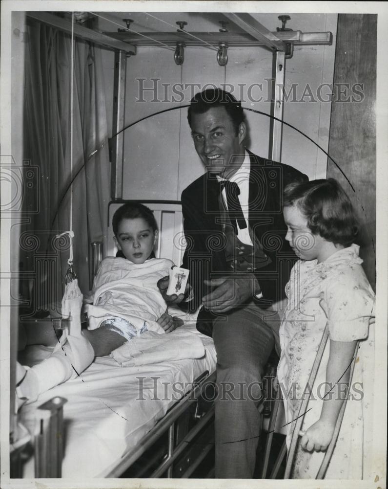 1958 Press Photo Californians Star Richard Coogan Cheers Rheumatic Children - Historic Images