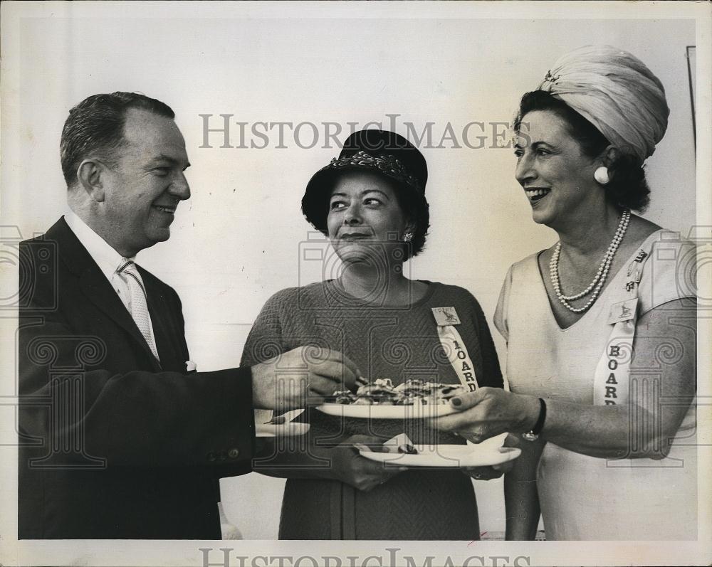 Press Photo I Lee Potter discussing elections at news Conference - RSL97031 - Historic Images