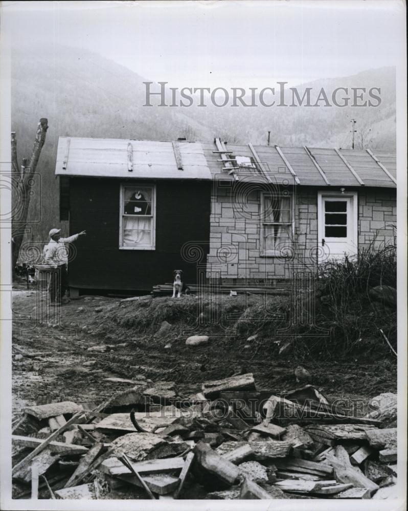 1966 Press Photo Floyd Bassinger, VISTA rep at a construction site in Fla - Historic Images