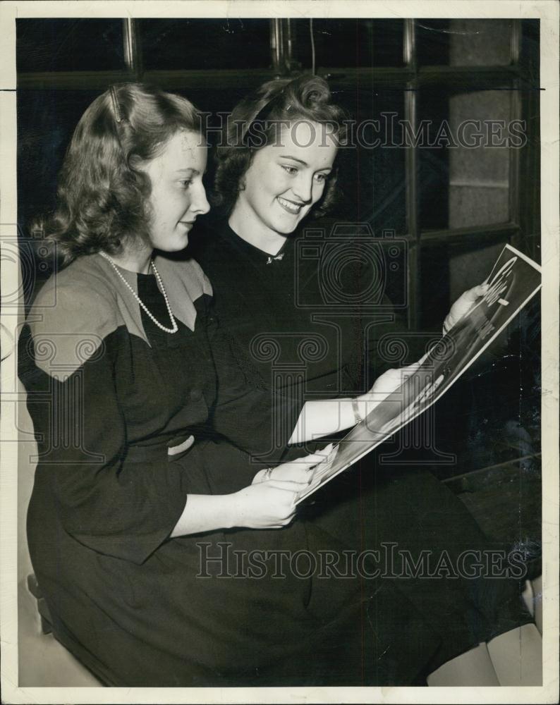 1943 Press Photo War Fund Ushers Sylvia Ward & Anne Mitchell - RSL02943 - Historic Images