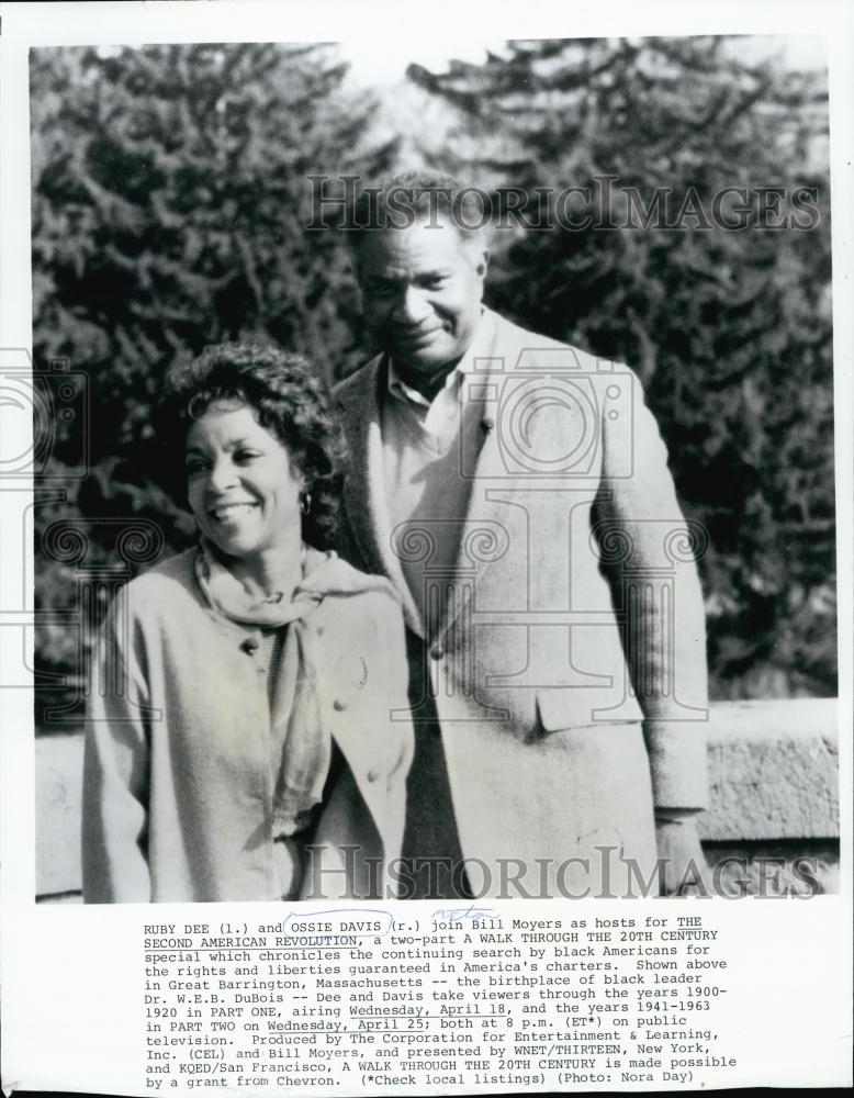 1984 Press Photo Actor Ossie Davis &amp; Wife Actress Ruby Dee Speak With Viewers - Historic Images