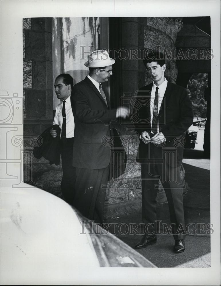 1965 Press Photo Anthony Desousa talks with Henry Spaloss after leaving Court - Historic Images