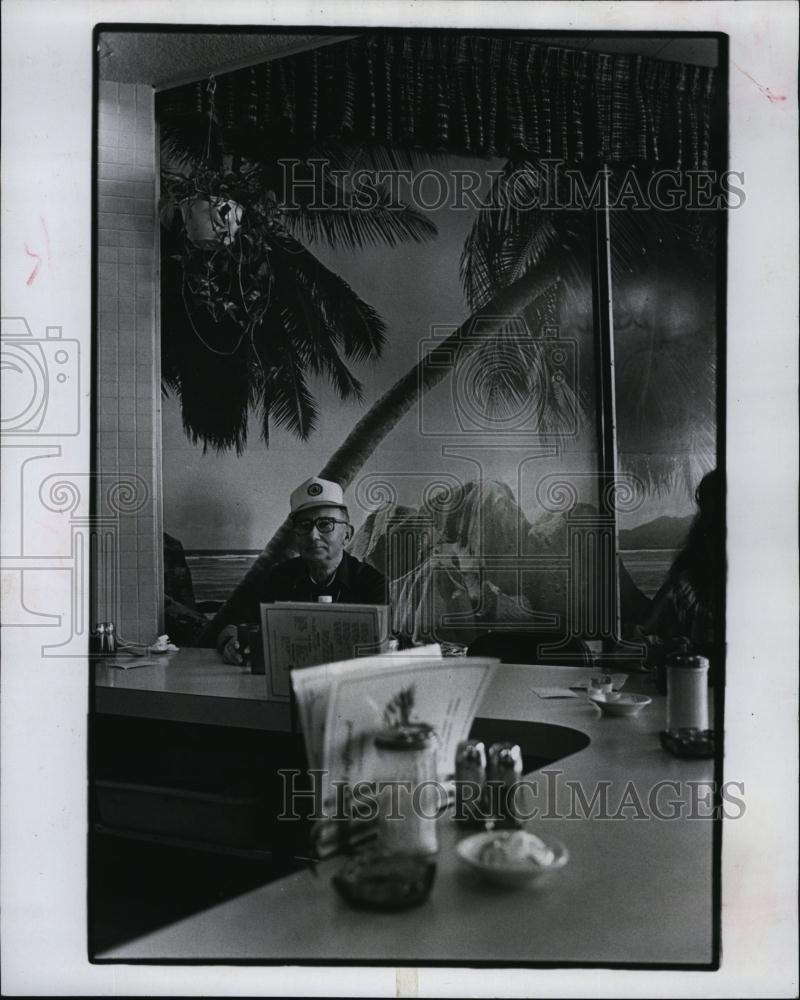 1984 Press Photo Steven Seach in Driftwood Restaurant and diner - RSL92729 - Historic Images