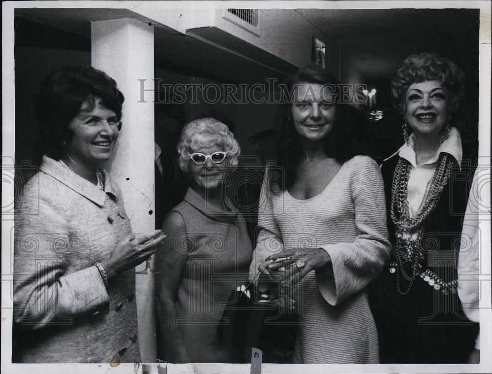 1968 Press Photo Mrs Leonard, Mrs Charles Sargent, Cyreld, Designer - Historic Images