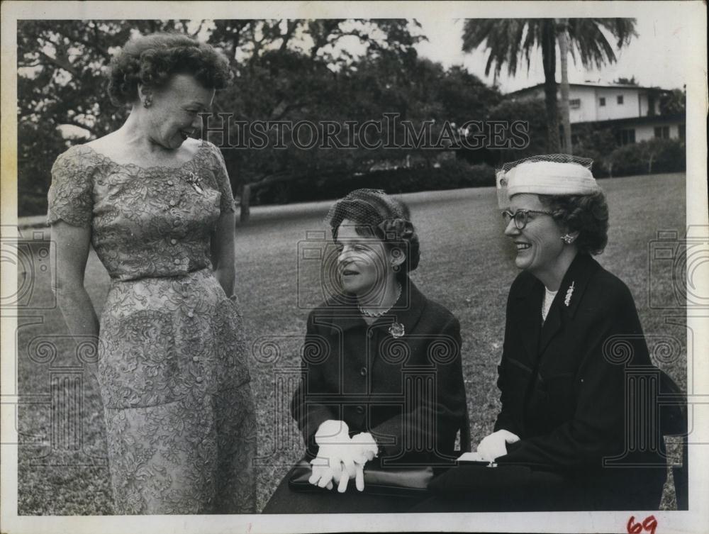 1959 Press Photo Mrs Richard Resser at Tea of the Women&#39;s Auxilliary SAH - Historic Images