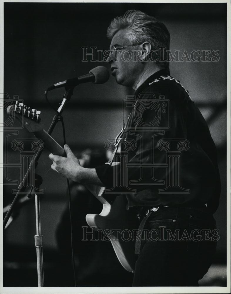 1991 Press Photo Popular Musician Bruce Cockburn At Earth Day Concert - Historic Images