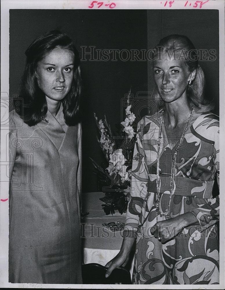 1969 Press Photo Florence Flynn & Mrs Jaime Pena-Vera, wife of Mexican Consul - Historic Images