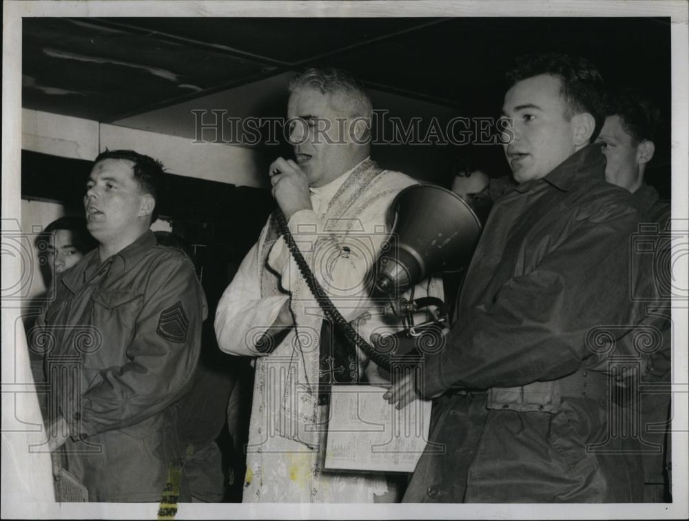 1954 Press Photo RevLaurence M Brock sings at with Mass National Guard - Historic Images