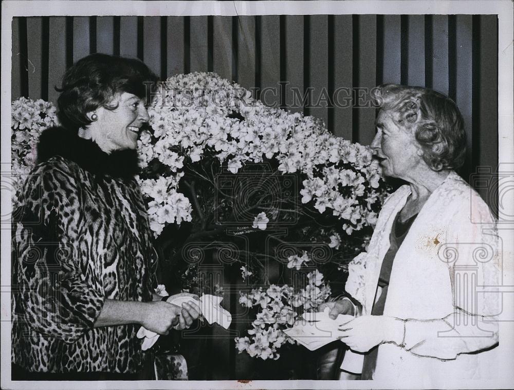 1969 Press Photo Mrs Henderson Inches &amp; Her Mother Mrs Harold Blanchard - Historic Images