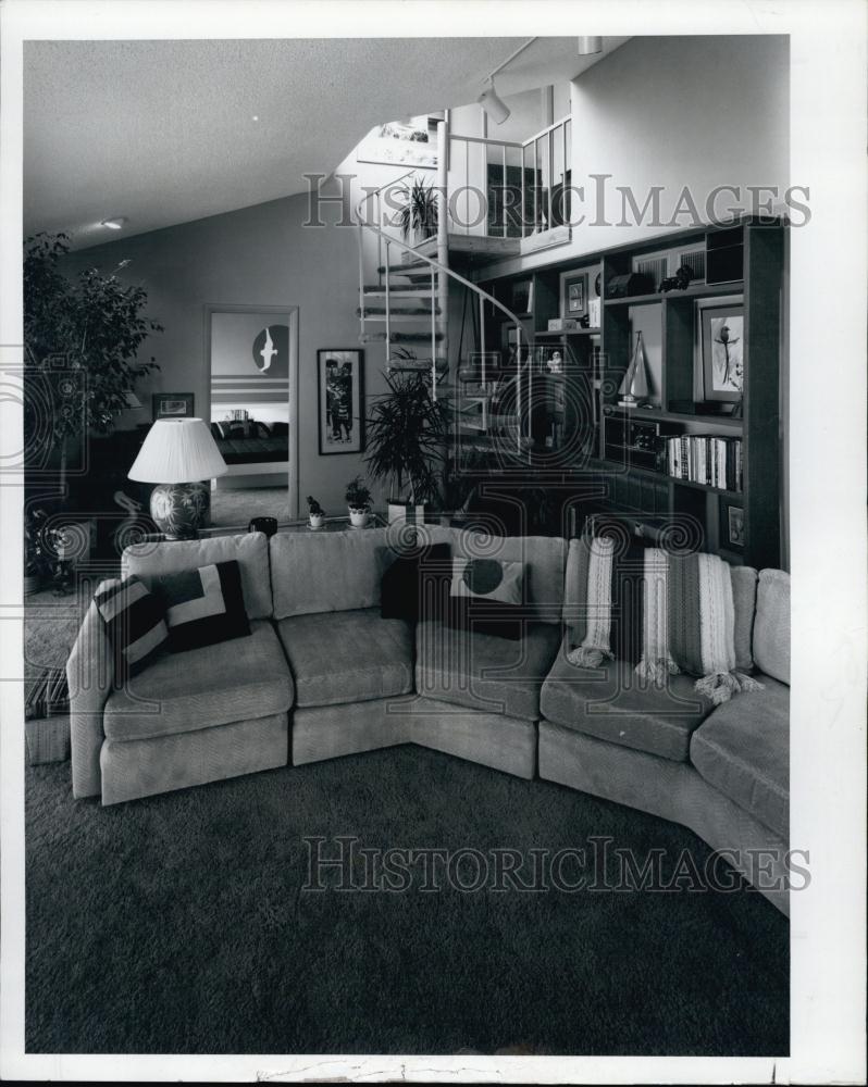 1978 Press Photo Sylvia Jordan display pieces in living room - RSL65099 - Historic Images