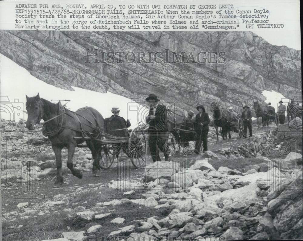 1968 Press Photo members of Conan Doyle Society at Reichenbach Falls - RSL05013 - Historic Images