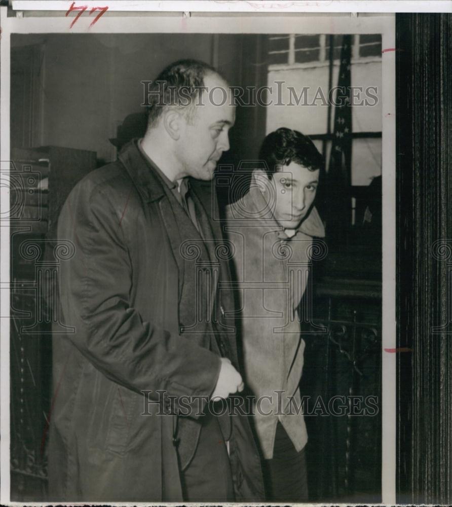 1963 Press Photo Eddie Wiessman being booked in New York&#39;s Borough - RSL62089 - Historic Images