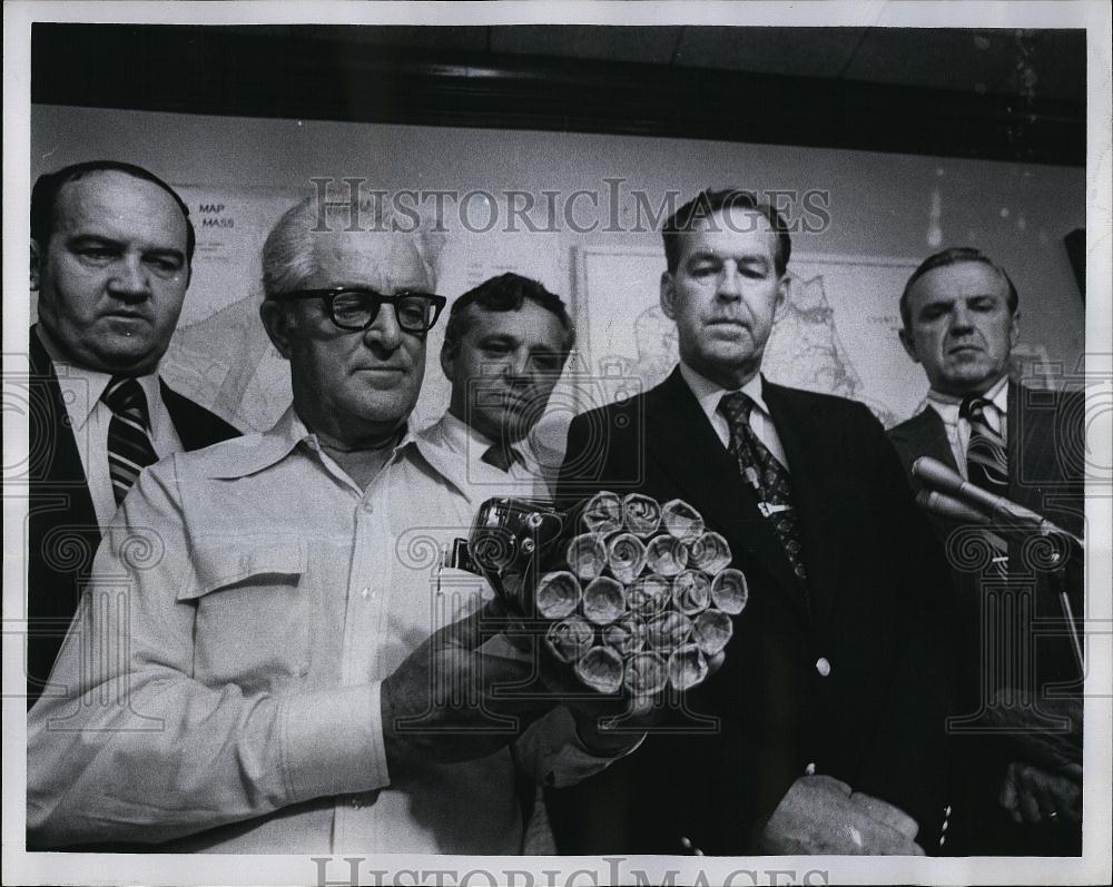 1976 Press Photo Joe Sanito, Mass police bomb expert with adynamite bomb - Historic Images