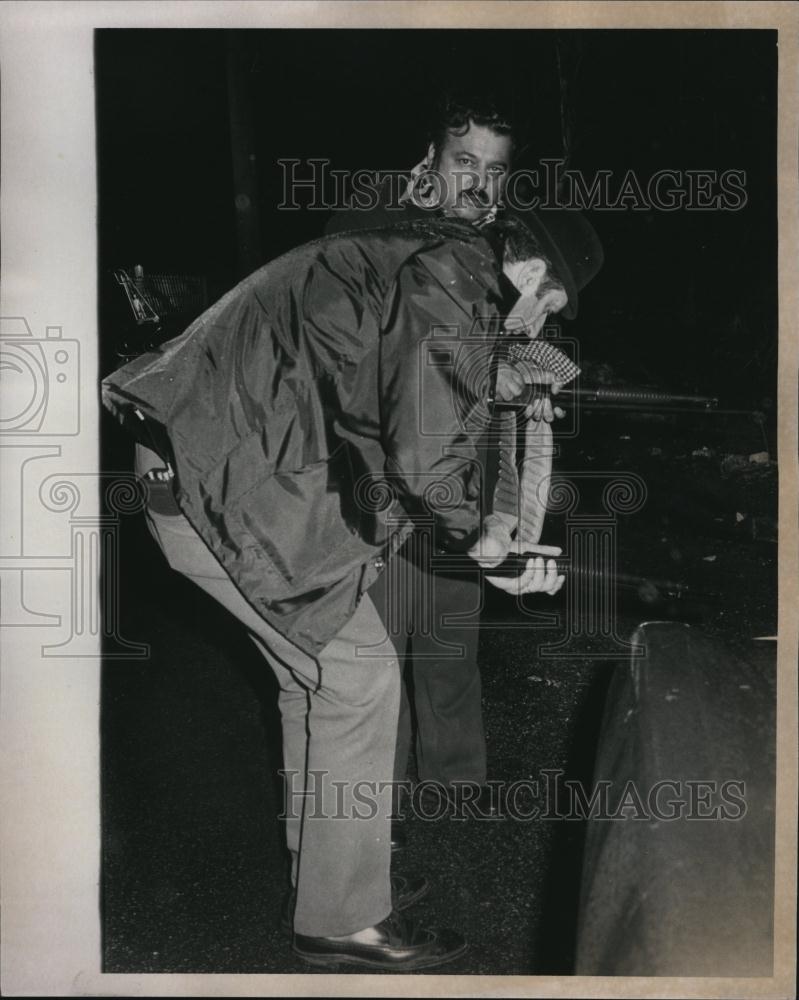 1976 Press Photo Braintree detectives find shotgun - RSL83733 - Historic Images