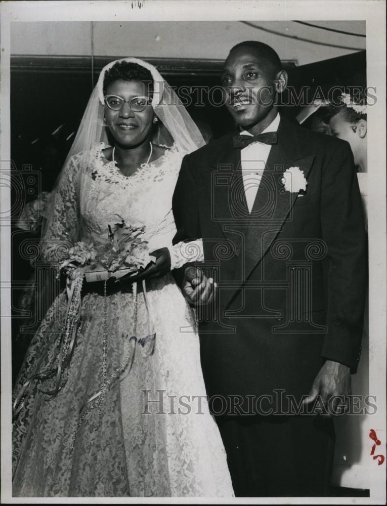 1959 Press Photo Mr and Mrs Isiah Reed, following double-ring rites - Historic Images