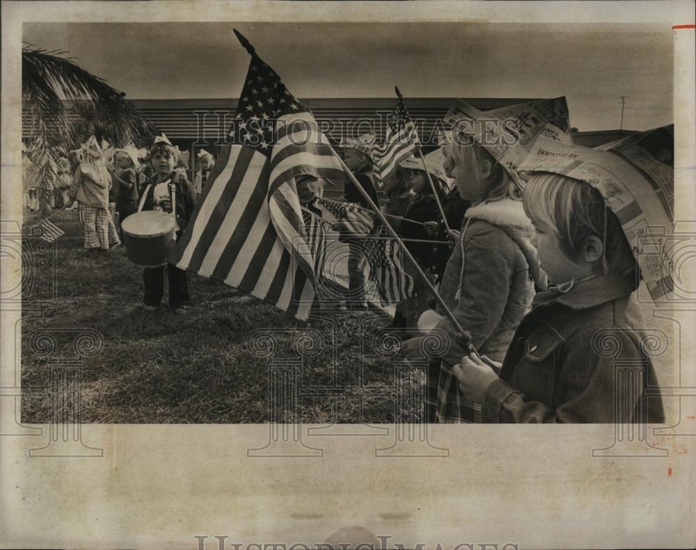 1976 Press Photo Veterans Day, US Flag, Skyview Elementary School, Florida - Historic Images