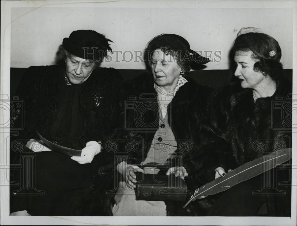 1951 Press Photo Mrs M Prince,Mrs J Ordon and Mrs V Cabot - RSL39179 - Historic Images