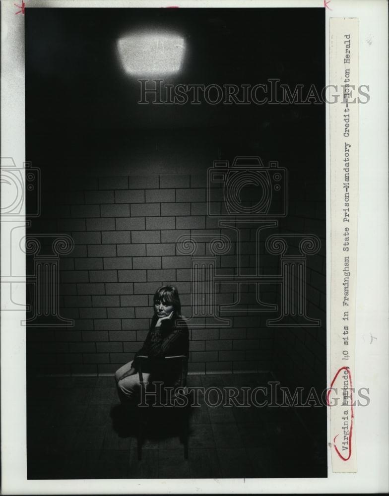 Press Photo Virginia LaLonde sitting in prison - RSL44493 - Historic Images