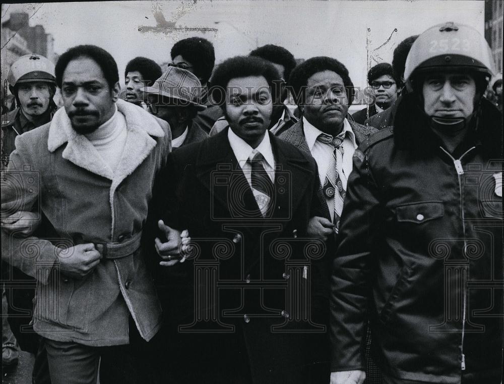 1974 Press Photo MassSenBill Owens with supporters march down at Boylston St - Historic Images