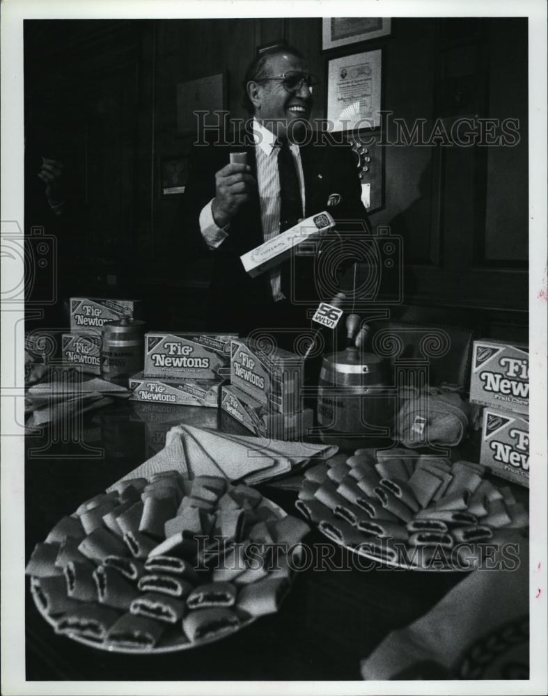 1991 Press Photo Mayor Theodore Mann of Newton with Fig Newtons - RSL43725 - Historic Images