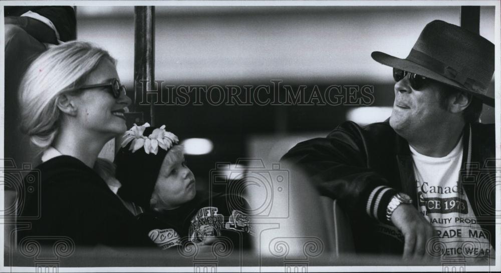 1995 Press Photo Dan Aykroyd, wife Donna Dixon on a duck tour - RSL86923 - Historic Images