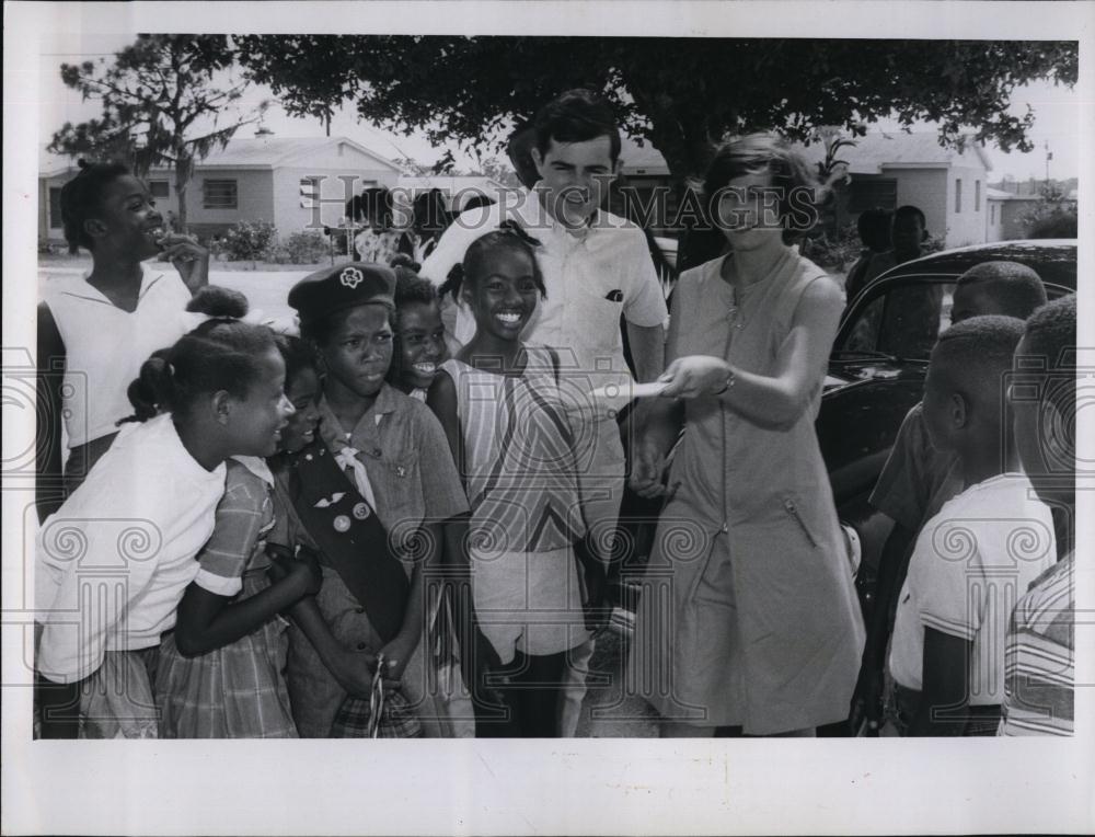 1965 Press Photo VISTA volunteers &amp; Mrs William Costello 7 some kids - RSL96089 - Historic Images