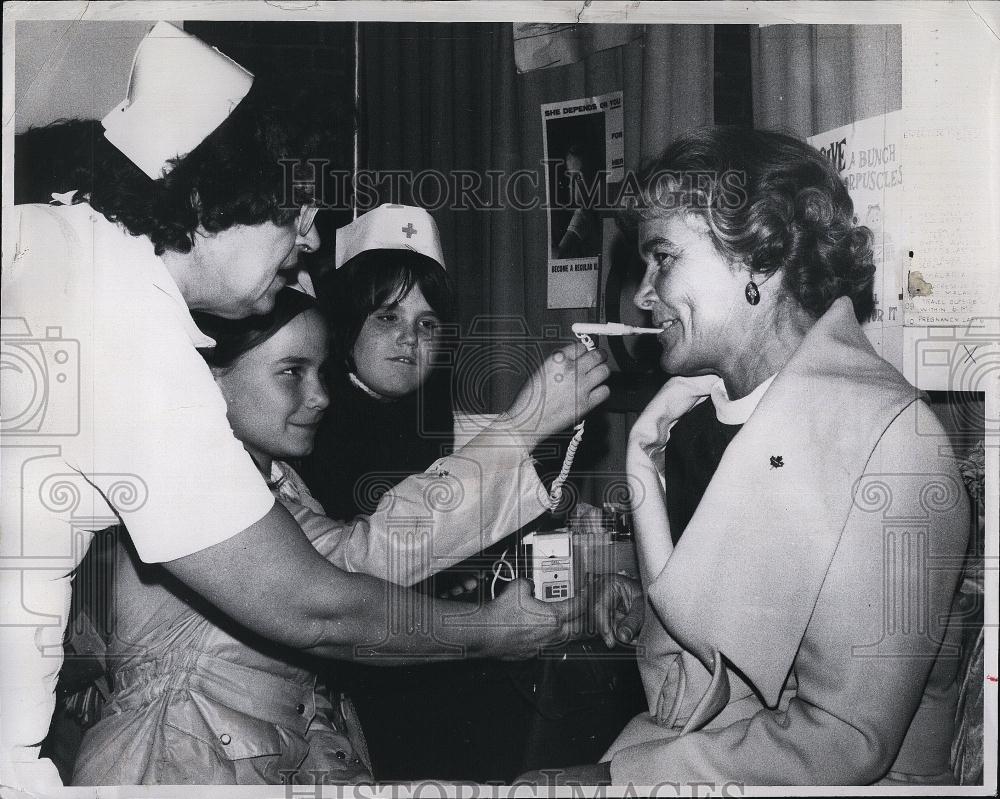 1972 Press Photo Mrs F Sargentwife of Mass Gov & Lincoln school students - Historic Images