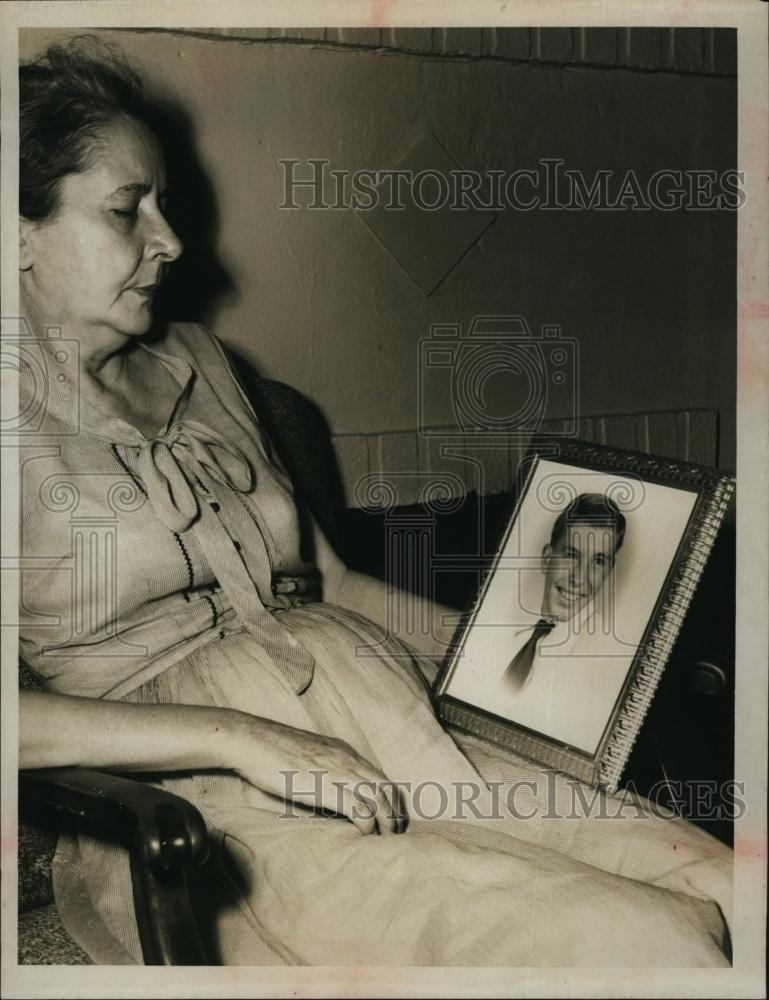 1964 Press Photo Shot of mother looking at picture of wandering son Howard Toney - Historic Images