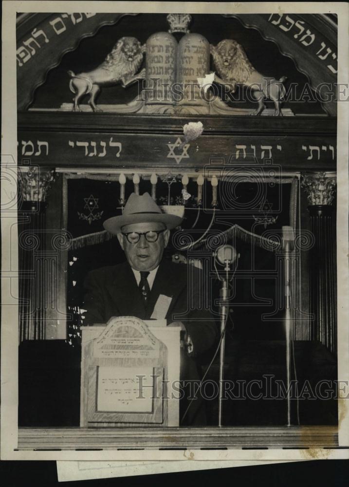 1954 Press Photo Charles Lampert General Chairman Speaks During Consecration - Historic Images