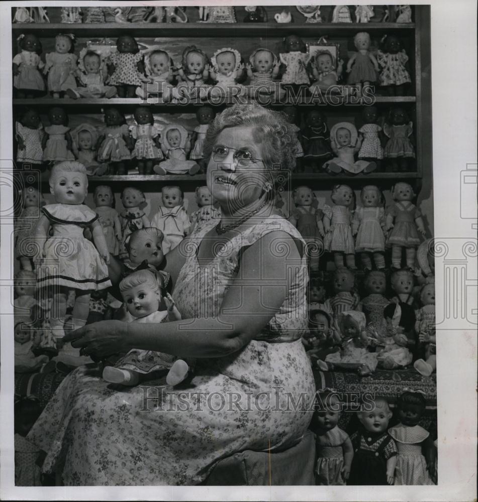 1959 Press Photo Women mrs WW Wilsey and porcelain doll collection - Historic Images