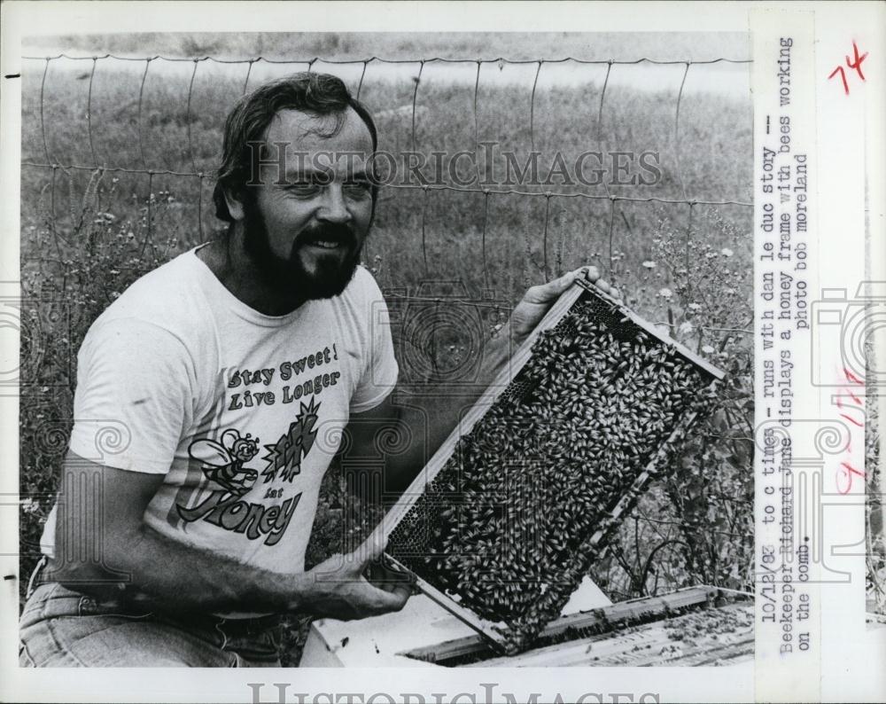 1983 Press Photo Richard &amp;Jane &amp; frames from their bee hives - RSL95533 - Historic Images