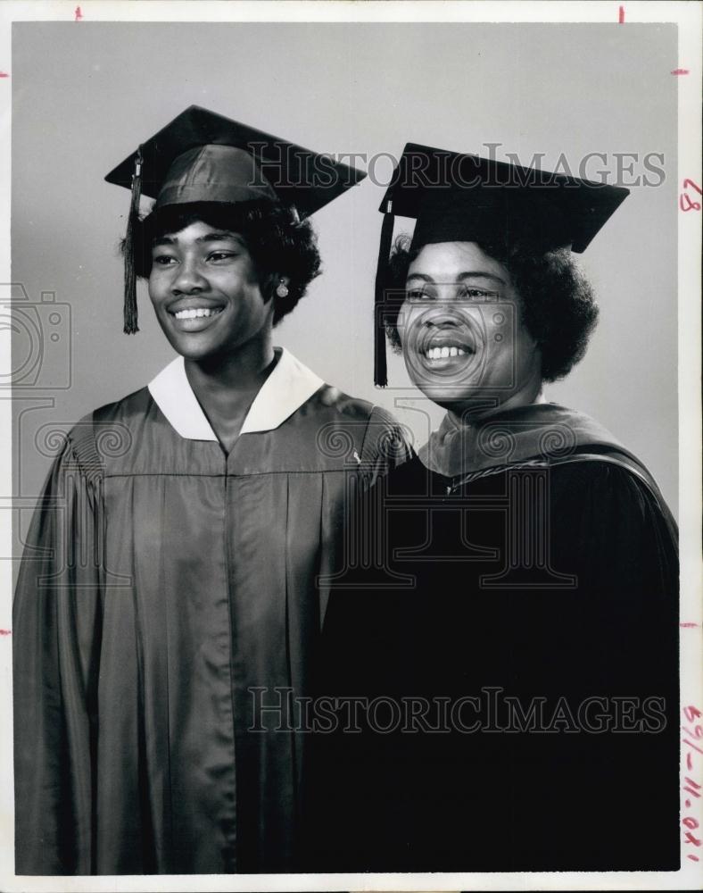 1961 Press Photo Mrs Doris Cantry and daughter Sharon Graduates - RSL62659 - Historic Images