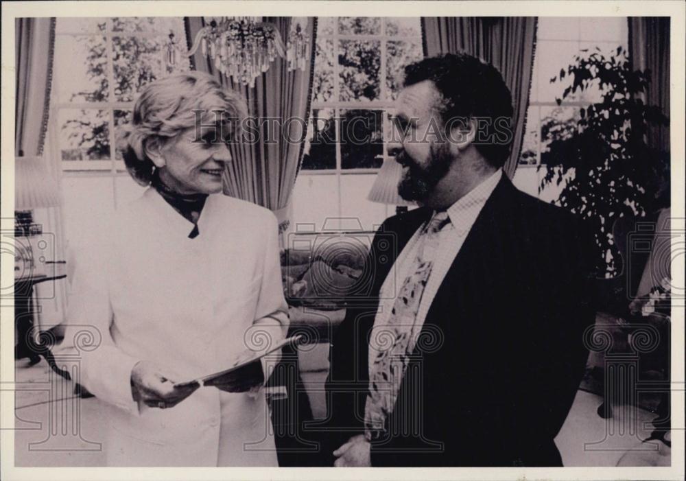 Press Photo US Amb to Ireland, Jean Kennedy Smith & artist Tom Roche - RSL04907 - Historic Images