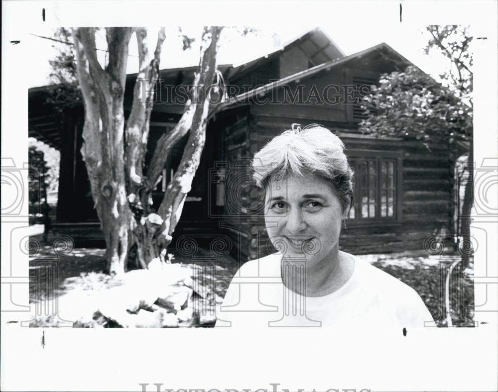 1992 Press Photo Betty Quibell, Log Cabin - RSL68863 - Historic Images