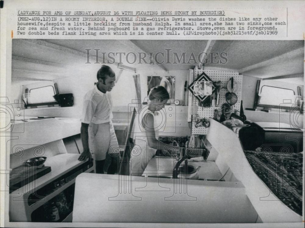 1969 Press Photo Double Sink Helps Olivia Davis Wash Dishes - RSL69699 - Historic Images