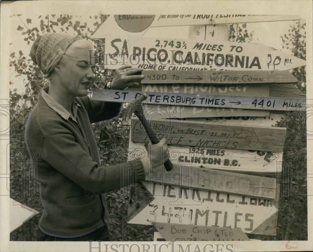 1958 Press Photo Former radio and tv reporter Laura Hendricks remembers her home - Historic Images